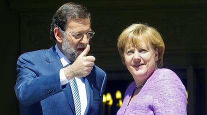 Rajoy gesticula durante el recibimiento a la canciller Angela Merkel.