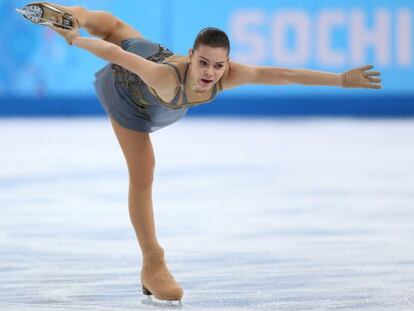 La rusa Adelina Sotnikova compitiendo en la prueba de patinaje artístico estilo libre femenino. 