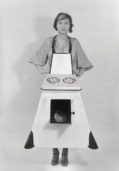 Hausfrauenküchenschürze / Housewives’ Kitchen Apron, 1975. de Birgit Jürgenssen. Obra perteneciente a la colección Sammlung Verbund de Vienna.