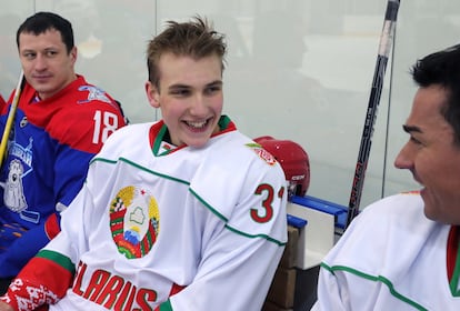 Nikolai Lukashenko, hijo del presidente de Bielorrusia Alexandr Lukashenko, en un partido de hockey en febrero.