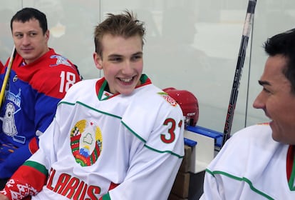 Nikolai Lukashenko, hijo del presidente de Bielorrusia Alexandr Lukashenko, en un partido de hockey en febrero. 