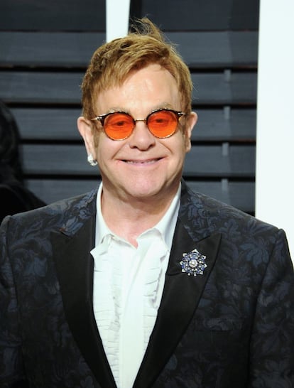 El cantante Elton John con sus inseparables gafas de sol. 