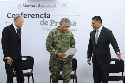 Alejandro Gertz Manero, Raymundo Morales y Omar García Harfuch, este domingo en Ciudad de México.