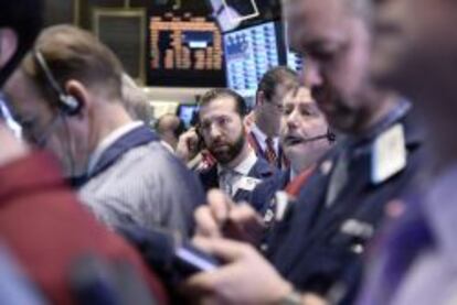 Un br&oacute;ker gesticula en el parqu&eacute; de Wall Street, Nueva York (Estados Unidos)