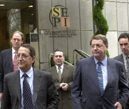 Pedro Ferreras y Xabier de Irala, en primer plano, ayer a las puertas de la SEPI, donde se reunieron conlos pilotos.