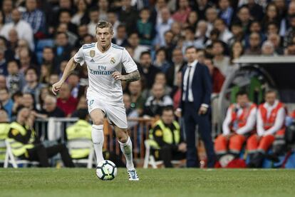 Toni Kroos conduce el balón en el partido contra el Athletic.