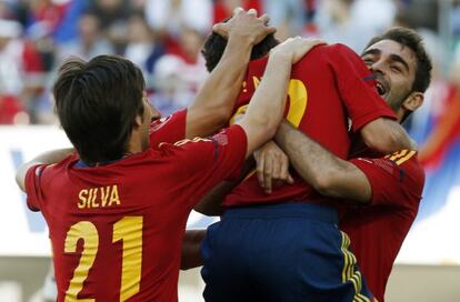 Adrián celebra su gol junto a Silva y Jesús Navas