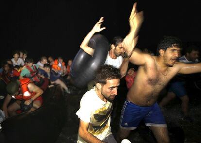 Recesión y paro crónicos, corralito y controles de capital son problemas que ya forman parte de la "normalidad" en Grecia, y a los que ahora se suma una crisis migratoria con la llegada masiva de refugiados. En la imagen, refugiados sirios saltan desde la embarcación en una playa de Kos.