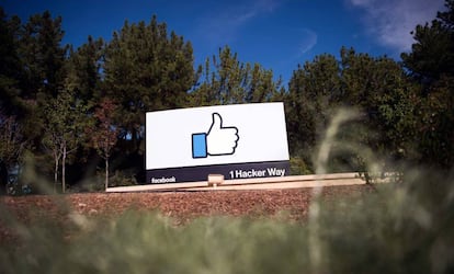 El símbolo de Facebook, a la entrada de su sede corporativa en Menlo Park (California)