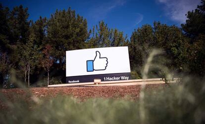 El símbolo de Facebook, a la entrada de su sede corporativa en Menlo Park (California)