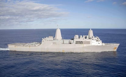 El buque de guerra 'USS Arlington' navegando por el Atlántico, el pasado diciembre.