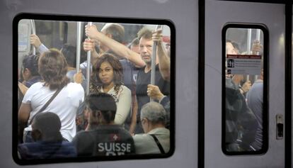 Un vag&oacute;n lleno este lunes en la estaci&oacute;n de Espanya.