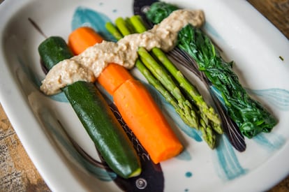 
Verduras en bandeja de pescaditos. /AINHOA GOMÀ