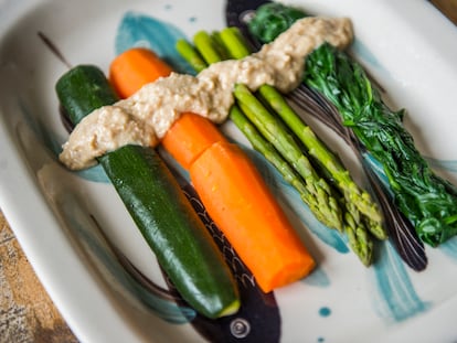 Verduras en bandeja de pescaditos. /AINHOA GOMÀ