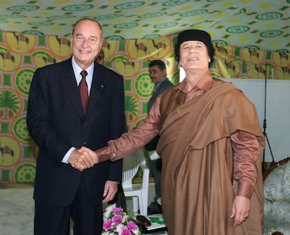 Chirac en 2004, cuando era presidente, con el líder libio Muamar el Gadafi, en el palacio Bab Azizia de Trípoli.