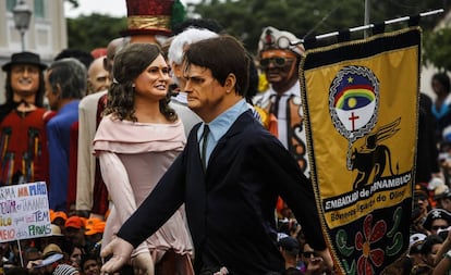 Boneco gigante de Bolsonaro é vaiado no Carnaval de Olinda.