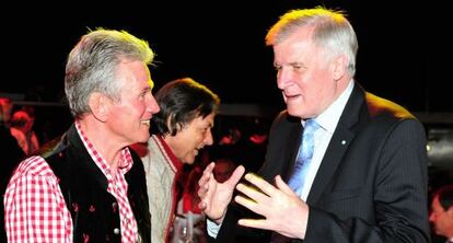 El primer ministro del 'land' de Baviera, Horst Seehofer (dcha), con Jupp Heynckes, entrenador del Bayern, este domingo en Múnich.