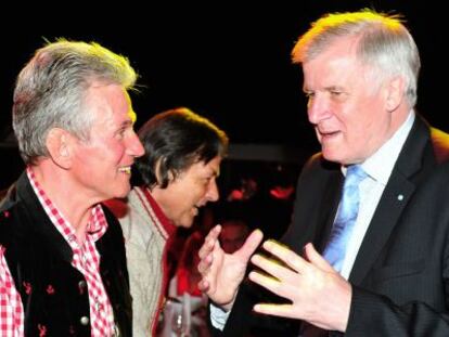 El primer ministro del 'land' de Baviera, Horst Seehofer (dcha), con Jupp Heynckes, entrenador del Bayern, este domingo en Múnich.