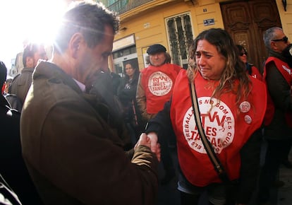 En el exterior del edificio de las Cortes Valencianas, los trabajadores se han concentrado para protestar contra el cierre. En la imagen, extrabajadores de RTVV se consuelan tras conocer la noticia de la aprobación definitiva de la liquidación del ente público.