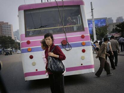 Viajeros en autobuses eléctricos en Pyongyang.