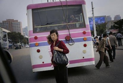 Viajeros en autobuses eléctricos en Pyongyang.