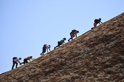 La prohibición de escalar Uluru fue decidida en 2017 en reconocimiento a los deseos del pueblo indígena Pitjantjatjara Anangu, que el 26 de octubre de 1985 recuperó la propiedad tradicional de las tierras donde habitan desde hace 30.000 años.