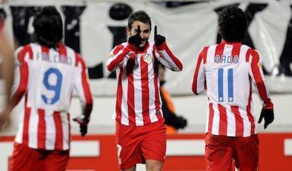 Adrián celebra su gol con Arda y Falcao.