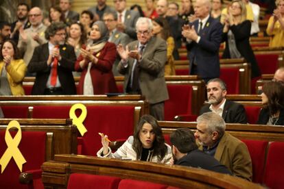 Inés Arrimadas, momentos antes de dar comienzo la sesión en el Parlament.