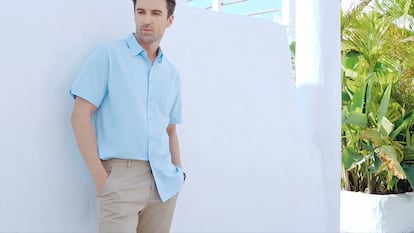 Artículo de EL PAÍS Escaparate que describe la camisa de lino de manga corta más veraniega a la venta en Amazon.