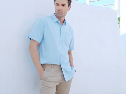 Artículo de EL PAÍS Escaparate que describe la camisa de lino de manga corta más veraniega a la venta en Amazon.