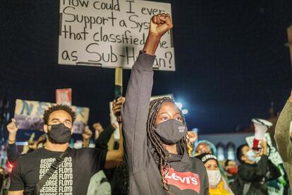 Manifestante levanta o punho em protesto contra o racismo da Administração Trump.