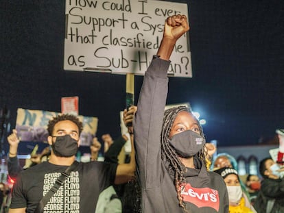 Manifestante levanta o punho em protesto contra o racismo da Administração Trump.