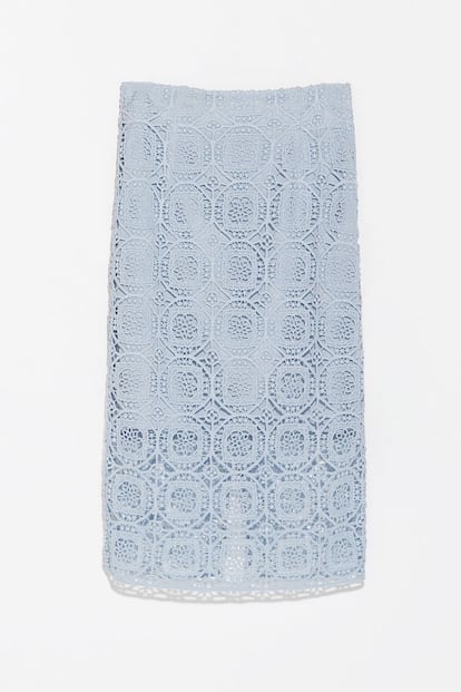 Zara también se anima a inspirarse en estas prendas de encaje de Burberry Prorsum. En esta ocasión, ha cambiado el violeta por el azul-lavanda y ha alargado el forro dando como resultado esta falda que cuesta 39,95 euros.