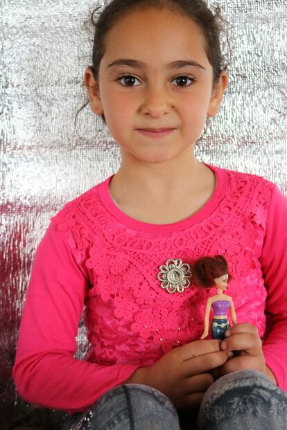 Noor ha elegido posar con su muñeca porque es un regalo de su abuela y la ha llamado como ella, Amina. "No la trato como a un juguete, sino como a una amiga". “Me encanta Hama [su ciudad] y todo Siria. Recuerdo los árboles preciosos, donde jugaba con mis primos”.