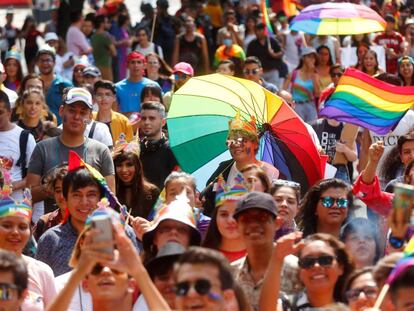 Integrantes y simpatizantes de la comunidad LGBTI, durante la marcha del Guadalajada Pride para recordar el 50 aniversario de los disturbios de Stonewall, en Guadalajara, Jalisco (México).