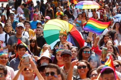 Integrantes y simpatizantes de la comunidad LGBTI, durante la marcha del Guadalajada Pride para recordar el 50 aniversario de los disturbios de Stonewall, en Guadalajara, Jalisco (México).