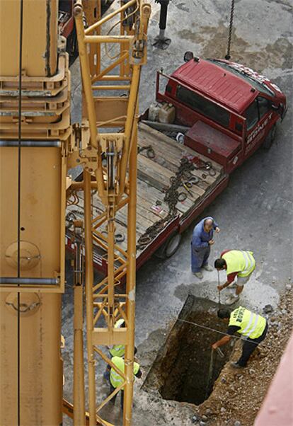 Varios operarios trabajan en la calle Roís de Corella, encima del túnel donde se produjo el accidente.