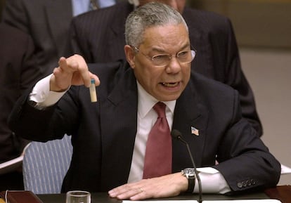 5 de febrero de 2003. Reunin del Consejo de Seguridad de la ONU, ante el que el exsecretario de Estado de Estados Unidos, Colin Powell, intent aportar pruebas de la existencia de armas de destruccin masiva en poder de Irak, para buscar el apoyo del organismo a un hipottico ataque al pas rabe liderado por EE UU. En la imagen, Powell muestra un peque?o frasco de sal para ilustrar la amenaza de las armas qumicas supuestamente en manos de Irak. El tiempo demostr que Irak no posea armas de destruccin masiva.