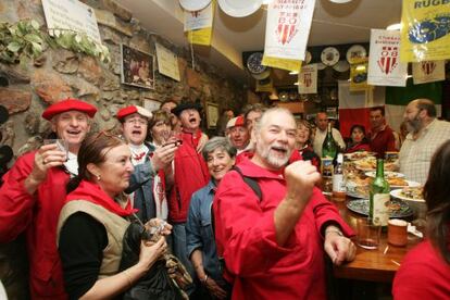 Aficionados del equipo de rugby Biarritz Olympique se reúnen en un bar cerca de Anoeta antes de un encuentro, en una imagen de archivo.