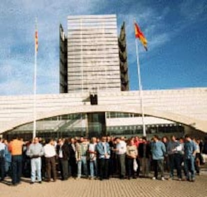 Los trabajadores de RTVV, en el centro de programas de Burjassot, ayer durante la protesta.