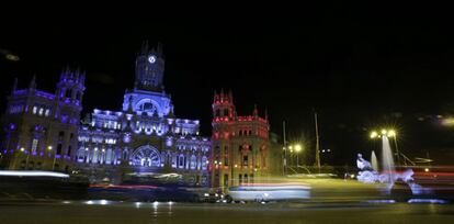 El Palau de Cibeles, seu de l'Ajuntament de Madrid, il·luminat aquesta nit amb els colors de la bandera francesa.