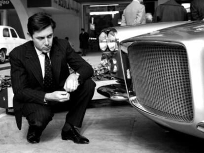 Sergio Pininfarina en una fotografía en 1959, observando un modelo Ferrari en Turín