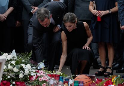 Otro momento duro que ha vivido en estos 50 años fue los atentados de Barcelona, del 17 de agosto de 2017. En la imagen, la Reina deposita unas flores junto a Felipe VI y la alcaldesa de la ciudad condal, Ada Colau, en La Rambla, en el lugar destinado al memorial por las víctimas del ataque terrorista.  