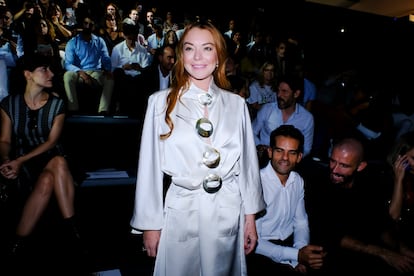 Una década después de sus tiempos más agitados, una renovada Linday Lohan se convirtió en la inesperada invitada internacional de la semana de la moda de Madrid. Cautivada por el fenómeno generado por Palomo Spain, la actriz accedió a venir a distintos desfiles de la capital vistiendo las creaciones de Jorge Vázquez, María Escoté, María Ke Fisherman o Malne. Lohan se convirtió en protagonista de todas las miradas y los titulares y multiplicó el interés por su aventura española al dejarse caer en Casa Lucio para probar sus míticos huevos rotos o comenzar a seguir al expresidente Mariano Rajoy en Instagram.