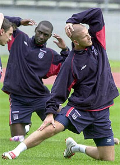 Los ingleses Cole y Beckham (a la derecha) en el entrenamiento de ayer.