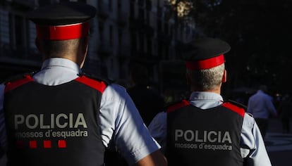 Dos mossos d'esquadra patrullen per Barcelona.