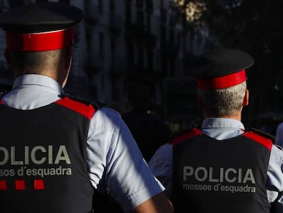 Dos mossos d'esquadra patrullen per Barcelona.