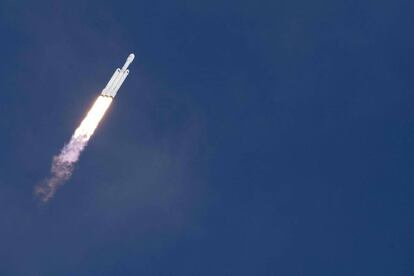 El cohete Falcon Heavy tras despegar desde la plataforma de lanzamiento 39-A en el Centro Espacial Kennedy en Cabo Cañaveral.