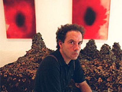 José María Sicilia, ayer, en la galería Soledad Lorenzo.PLANO GENERAL - RETRATO