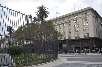 Detalle de las nuevas rejas que dividen a la Plaza de Mayo.